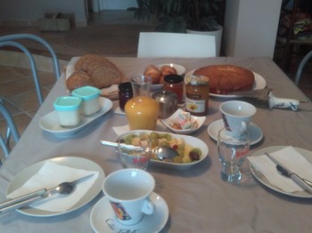 ©bouchard_petit déjeuner - chambre d'hôte Béziers-pâtisserie maison- viennoiseries- salade de fruit de saison  - flan ou yaourt