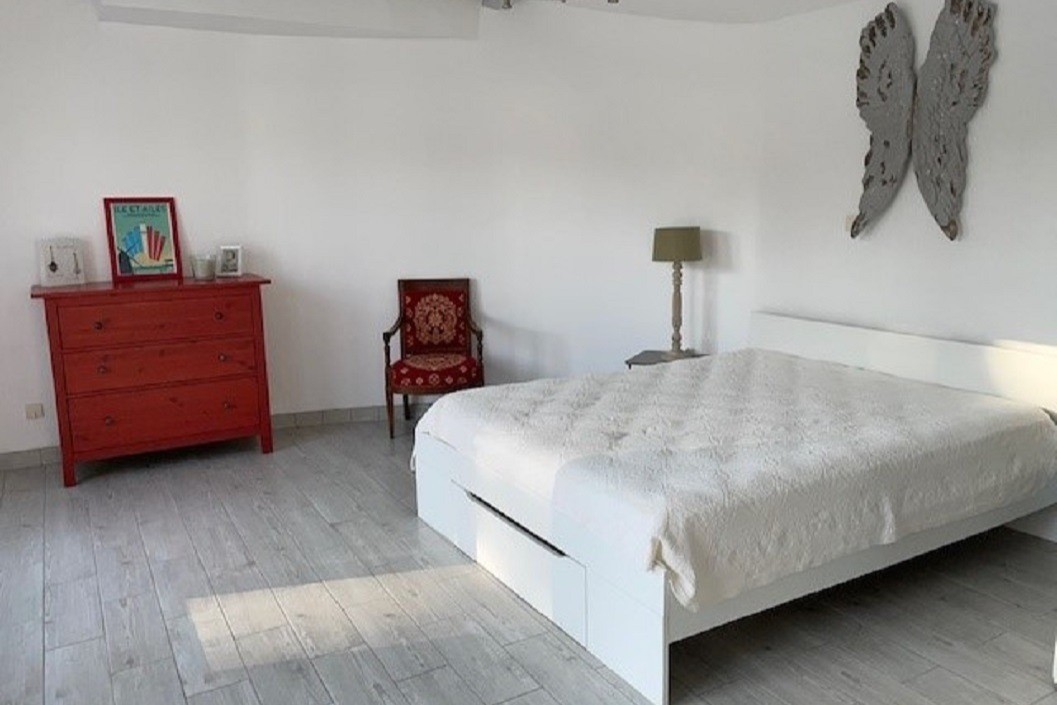Chambre avec un lit en 160 - Annexe extérieure à la maison principale