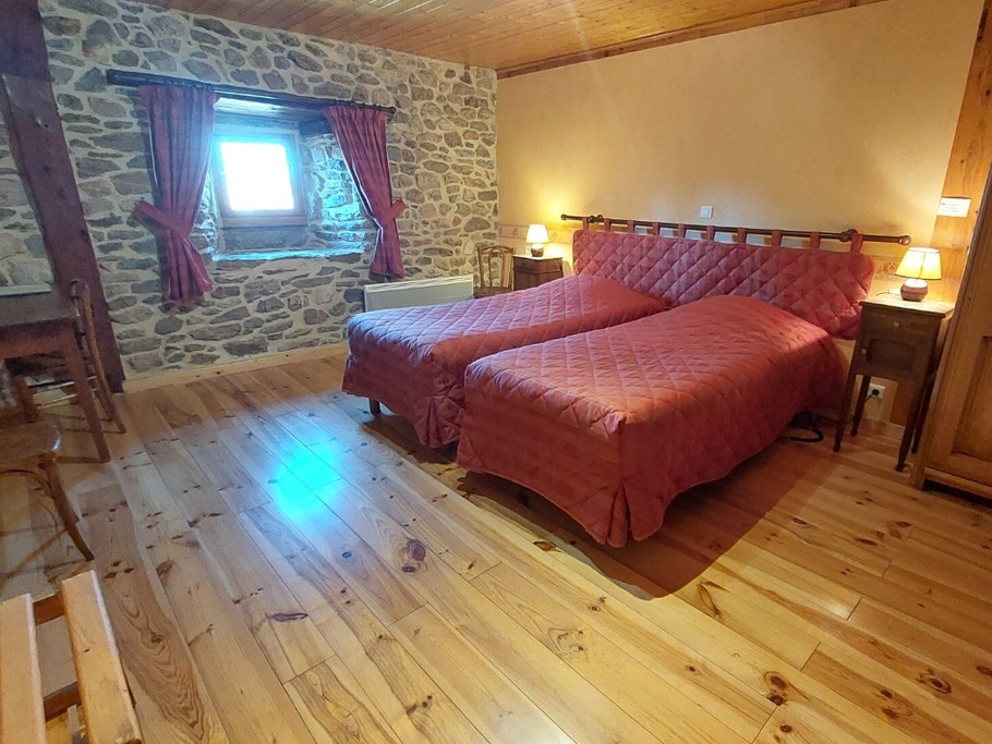 Chambre d'hôtes PMR avec lits jumeaux électriques, adaptée aux personnes à mobilité réduite