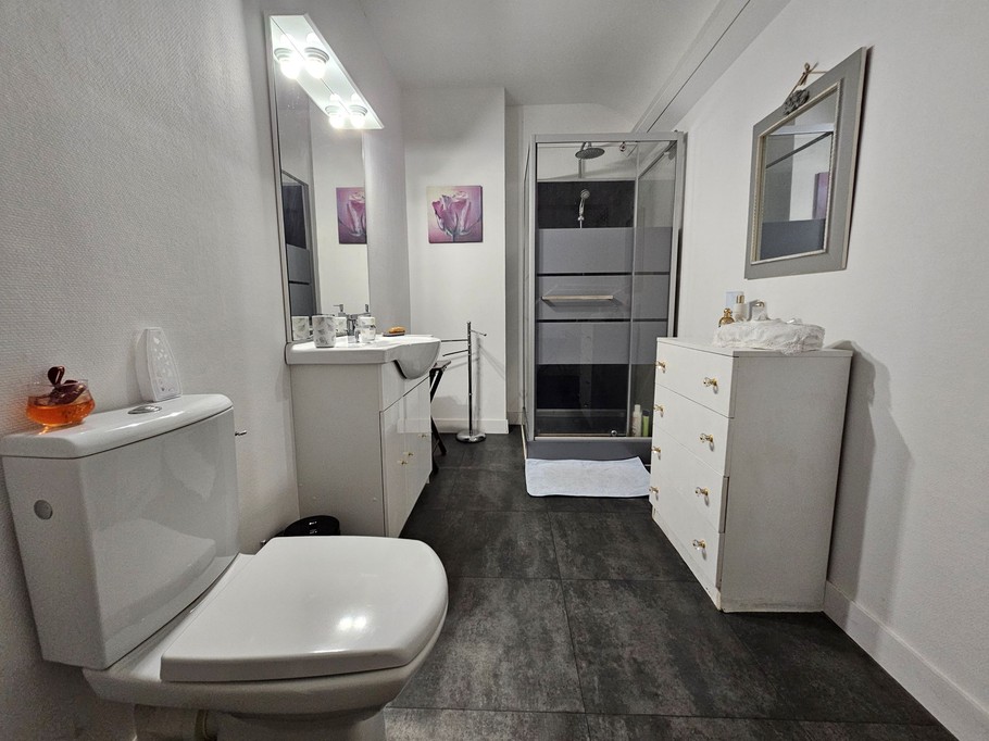 Salle d'eau avec WC à l'étage