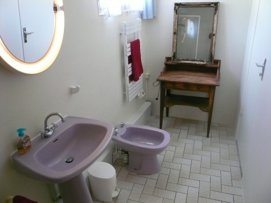 salle de bain éclairée naturellement