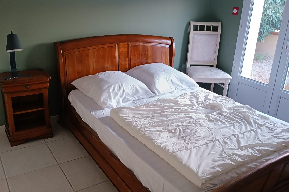 Chambre 2 avec un lit en 140