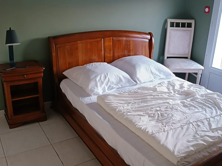 Chambre 2 avec un lit en 140