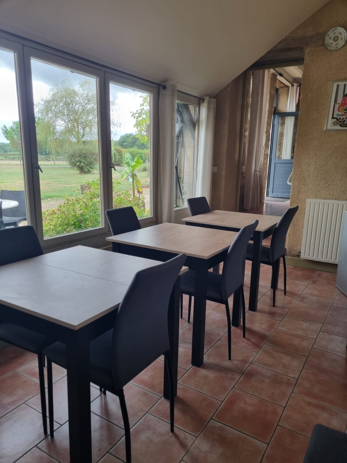 Salle à manger avec vue sur le parc