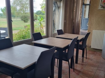 Salle à manger avec vue sur le parc
