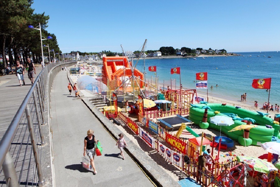 Club enfants sur la plage