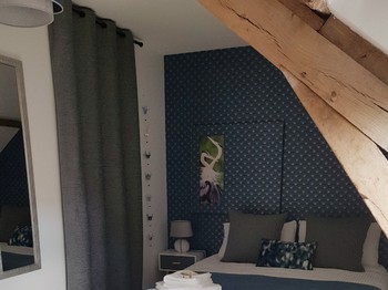 Une chambre nichée sous les toits
