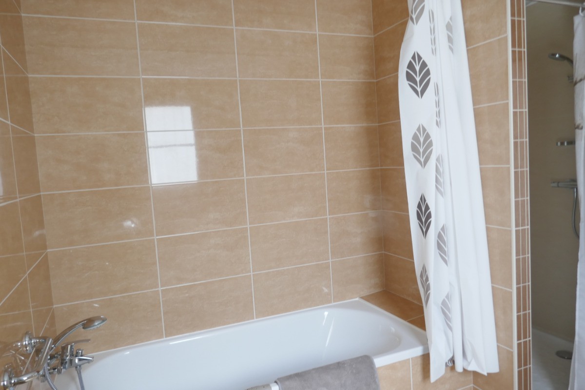 Salle d'eau complète douche + baignoire