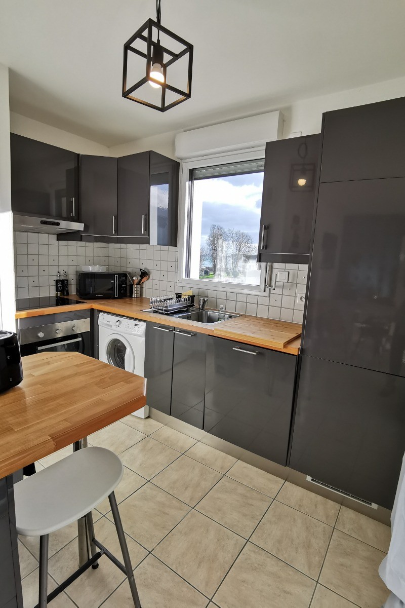 Cuisine équipée donnant avec accès balcon