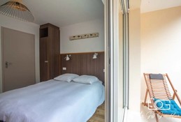 Chambre 1 avec un lit en 160 et une salle d'eau attenante avec wc