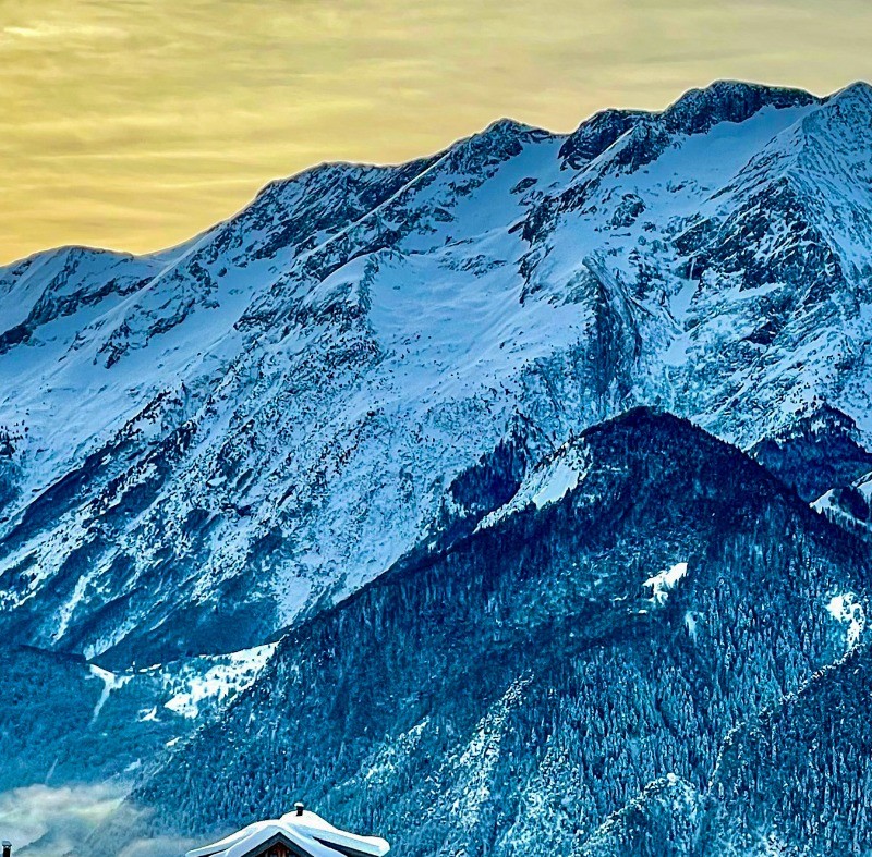 Le chalet accroché à la montagne