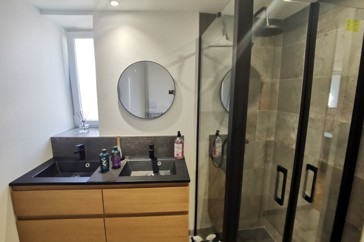 Salle d'eau au RDC avec WC indépendant