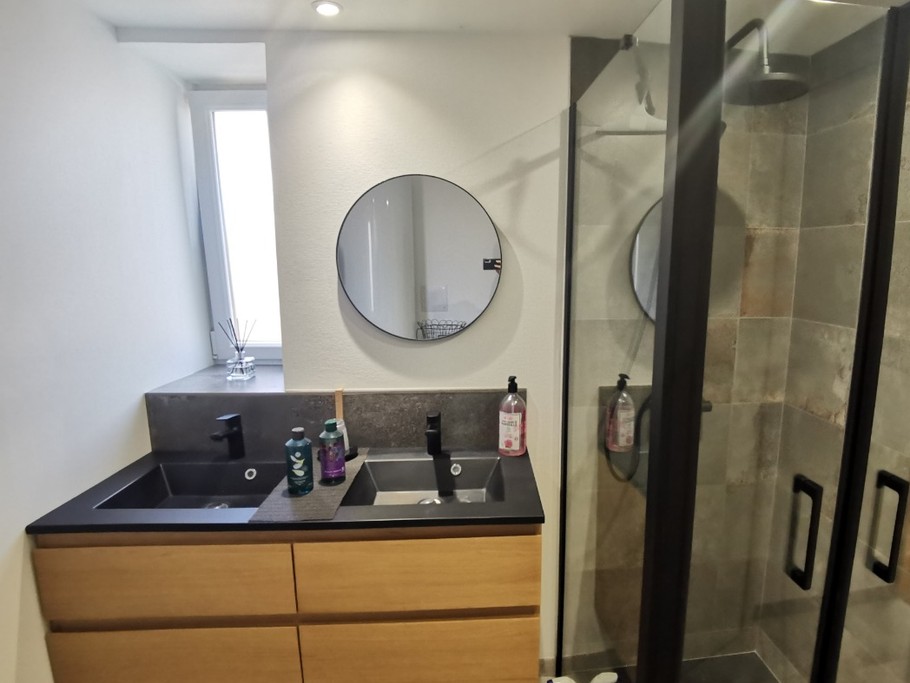 Salle d'eau au RDC avec WC indépendant