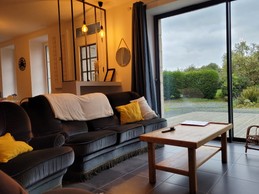 Le Saint, Location, Clévacances, Quemper-Guezennec, salon - séjour - cuisine au RDC