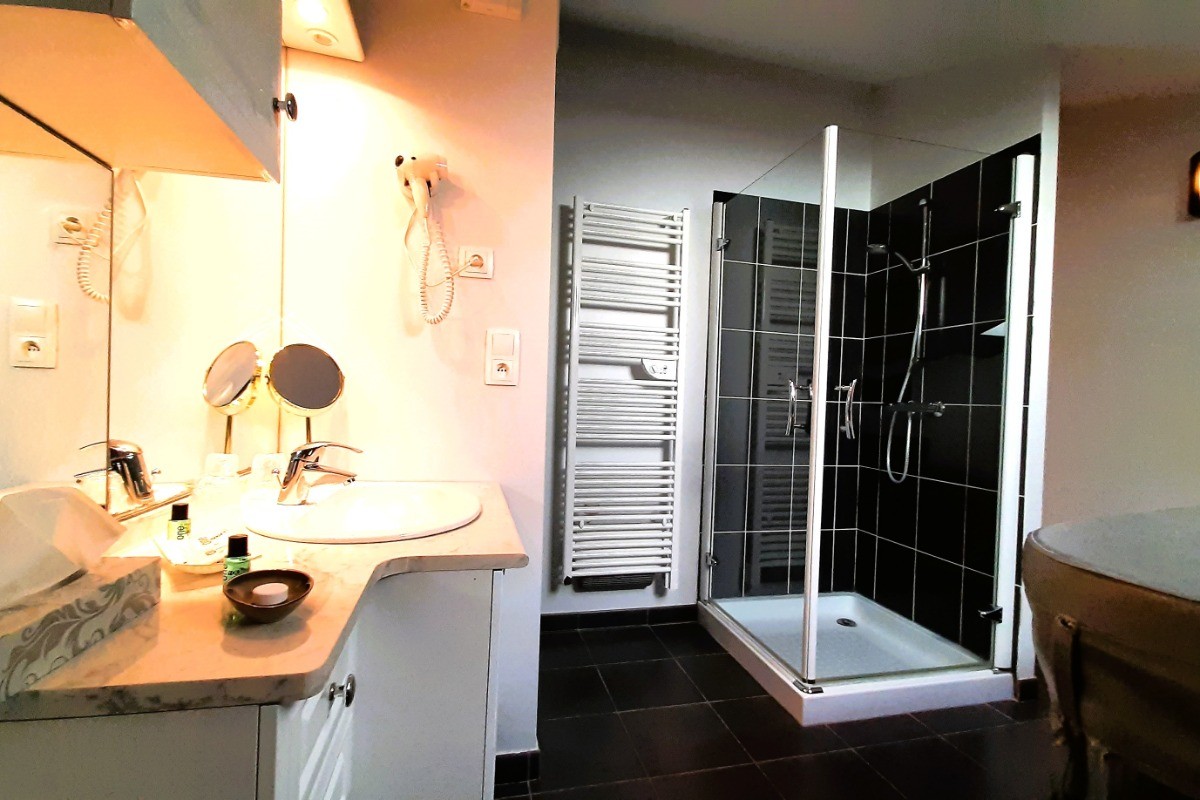 Salle d'eau de la chambre Cziffra et Jacuzzi privatif !