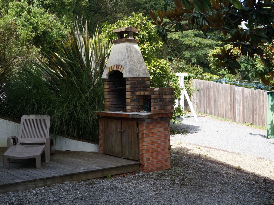 deuxiéme terrasse avec barbeccu et cour privative a la location