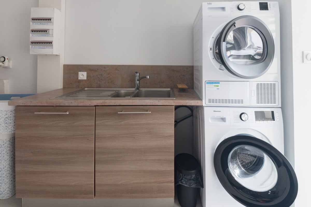 RDC: Buanderie avec lave-linge et sèche-linge