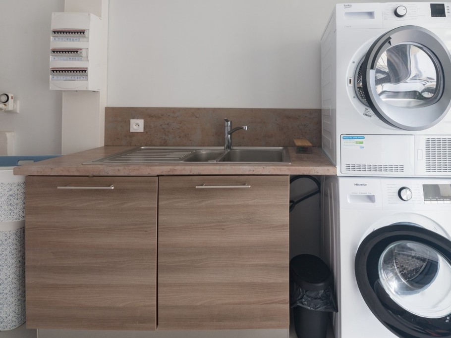 RDC: Buanderie avec lave-linge et sèche-linge