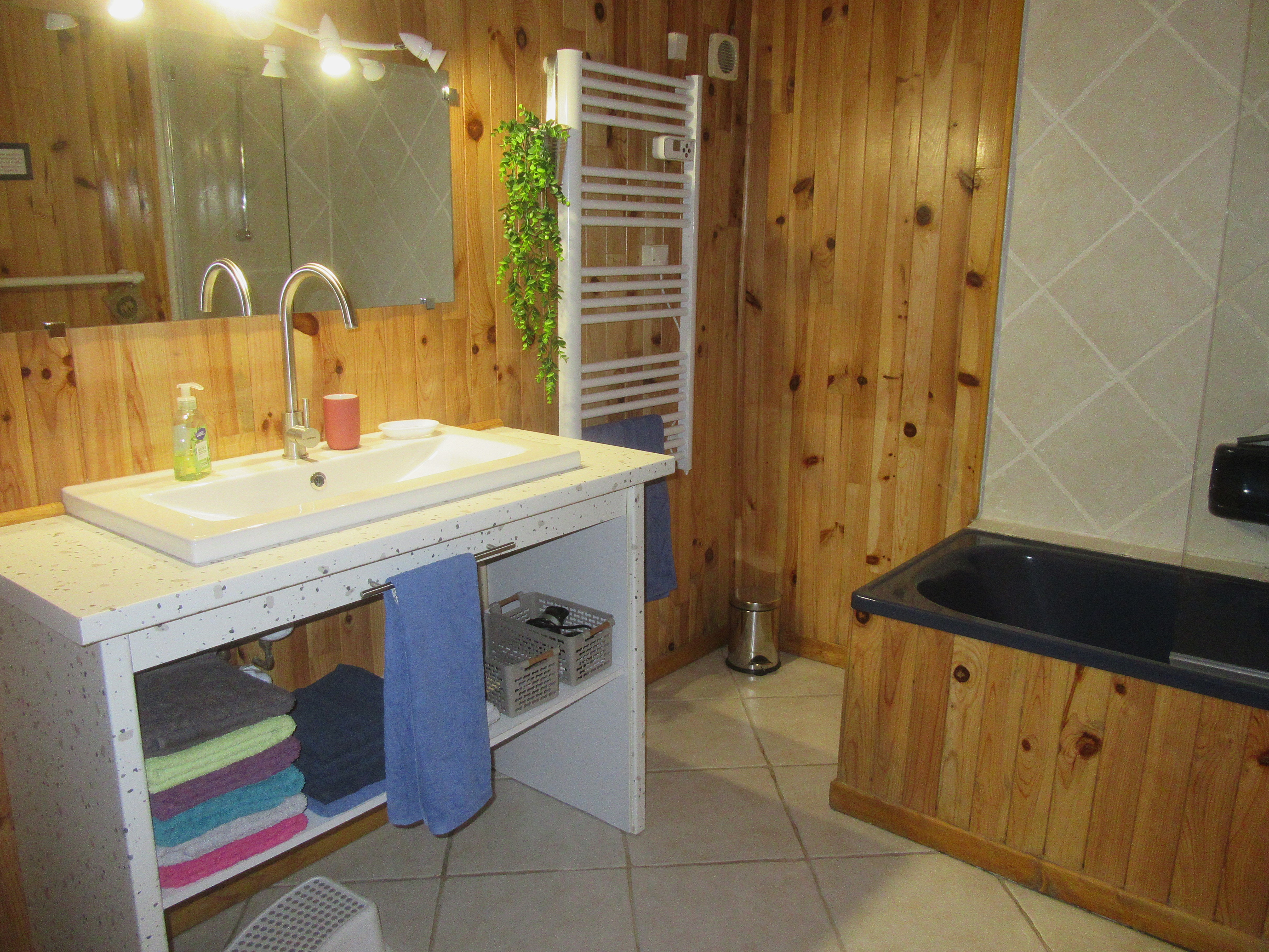 Salle de bain avec bidet et lave-linge - gîte Chez Grand-Père