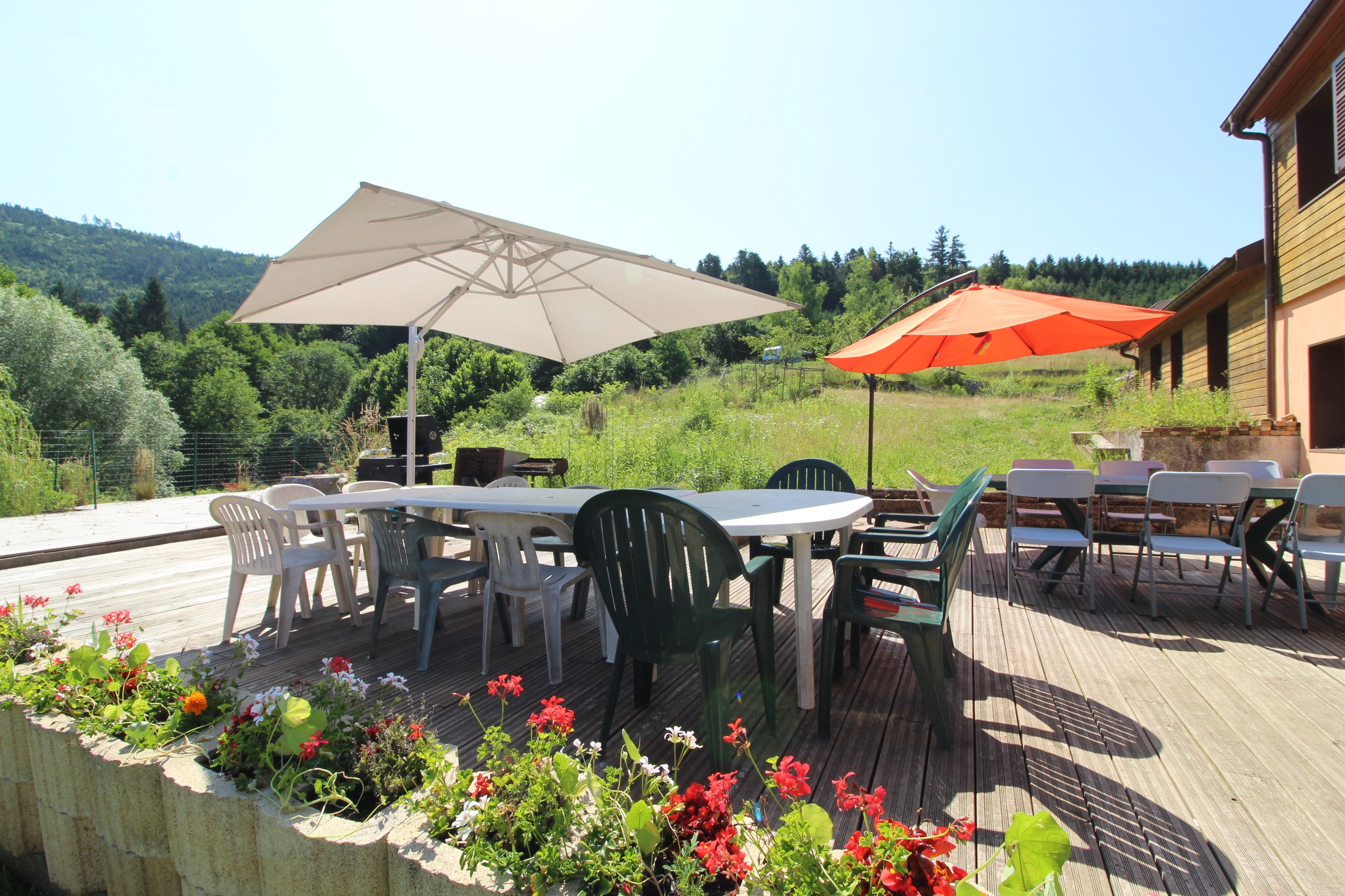 Terrasse - Ecogîte Saint-Prayel à Moyenmoutier – Gîte de groupe avec piscine, sauna, jeux