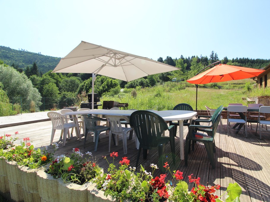 Terrasse - Ecogîte Saint-Prayel à Moyenmoutier – Gîte de groupe avec piscine, sauna, jeux