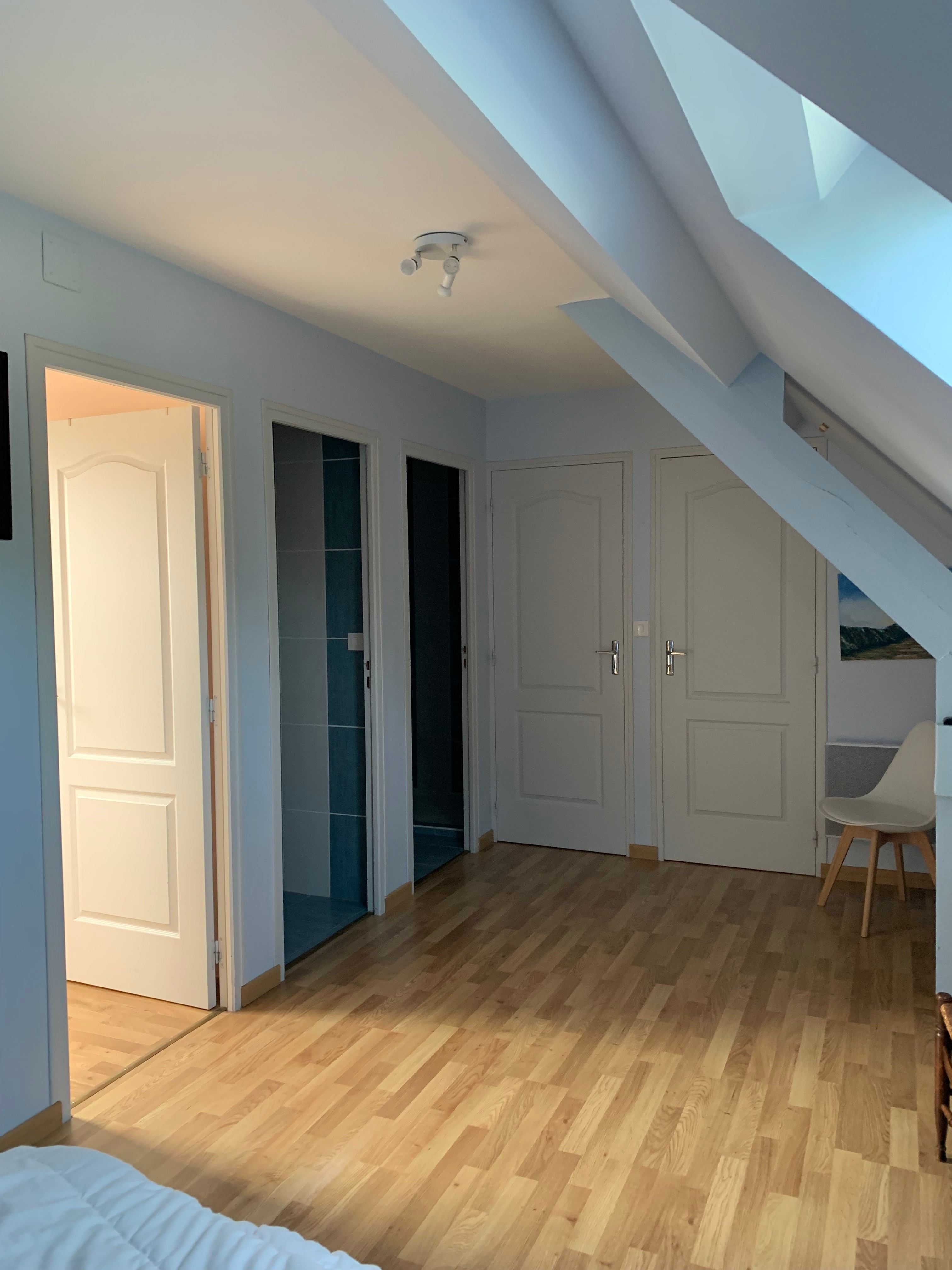 Chambre parentale "Cayeux" avec, à gauche, chambre d'enfants "Brighton" (1 ère porte), toilettes indépendantes (2ème porte) et salle d'eau (3ème porte)
