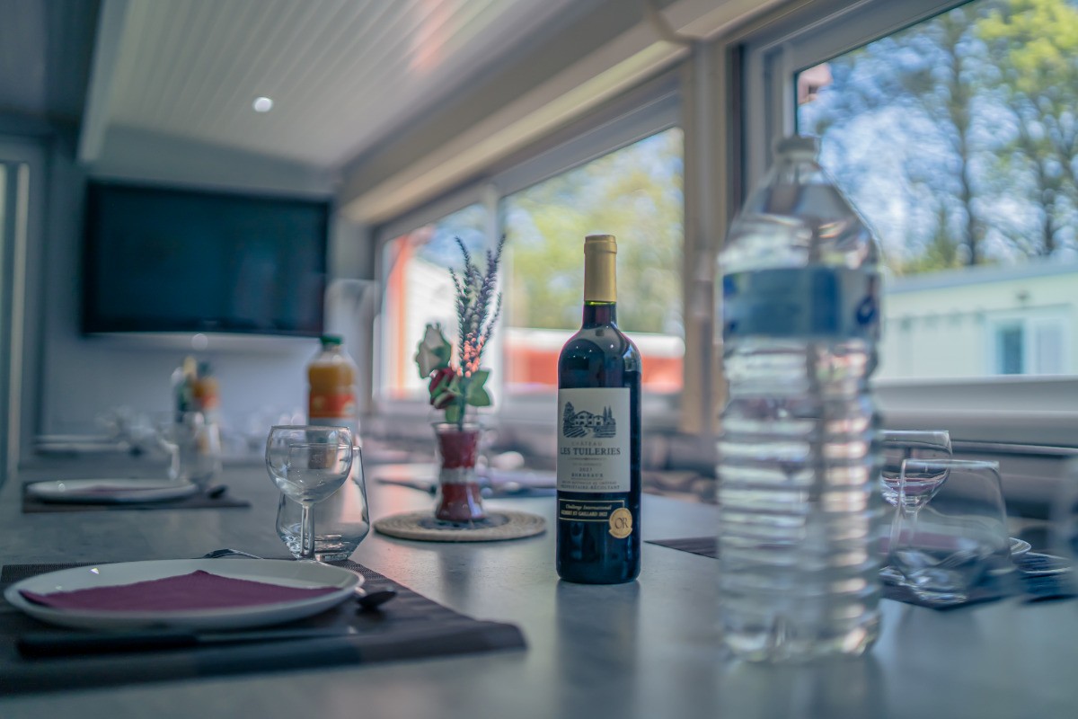 pool house pour reunion ou repas avec vue piscine