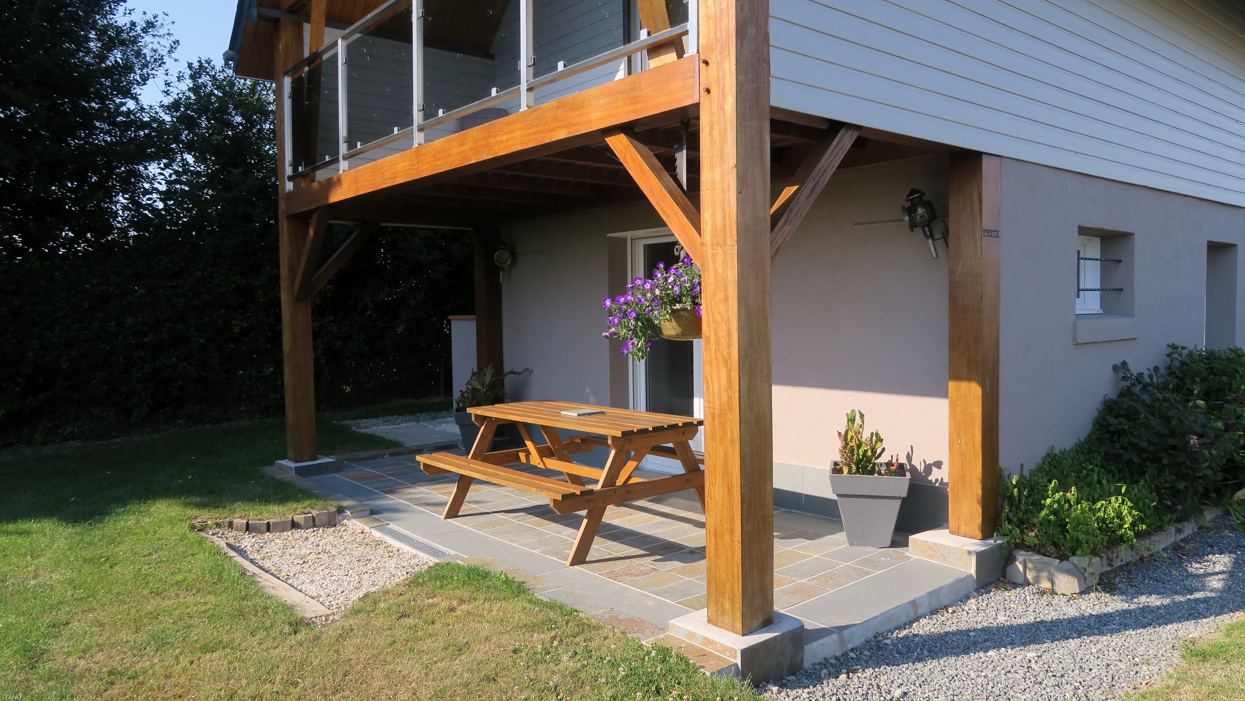 espace terrasse avec balcon au dessus exposition sud/ouest