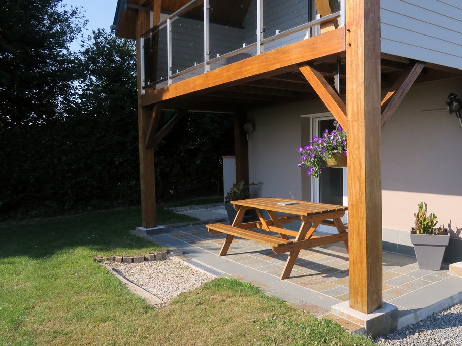espace terrasse avec balcon au dessus exposition sud/ouest