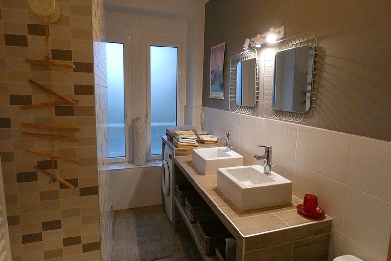 salle d'eau avec douche à l'italienne