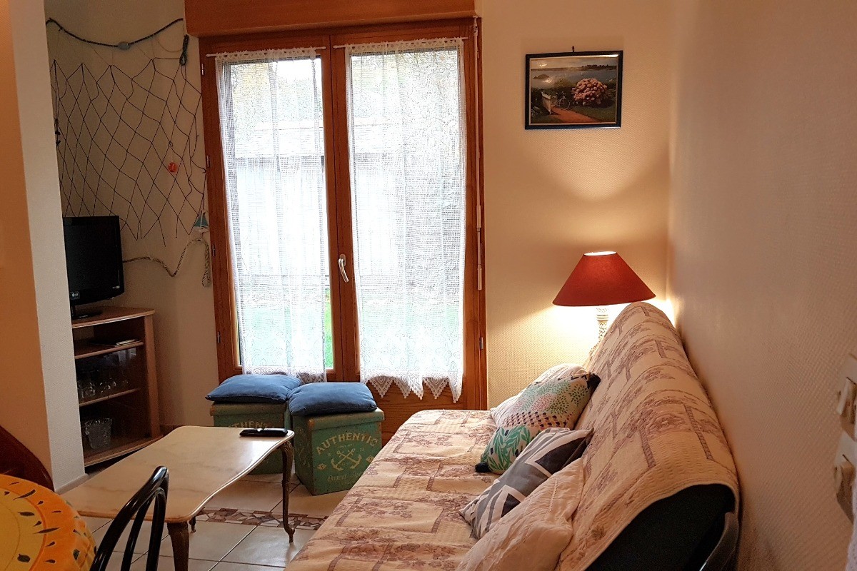 Pièce de vie avec coin séjour et coin salon. 
Crédits photo : Clévacances 35