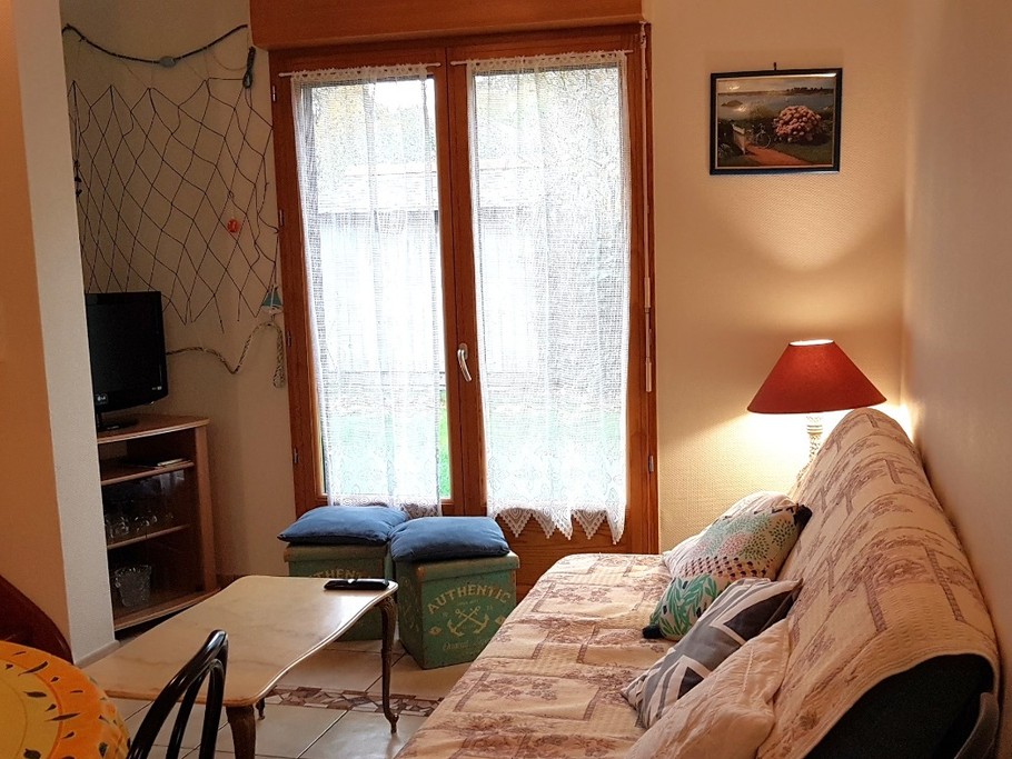 Pièce de vie avec coin séjour et coin salon. 
Crédits photo : Clévacances 35
