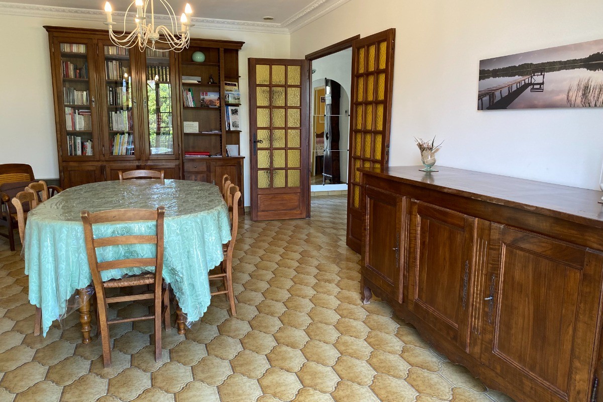 Salle à manger bibliothèque Gîte Lisle sur Tarn entre Albi et Toulouse, Occitanie