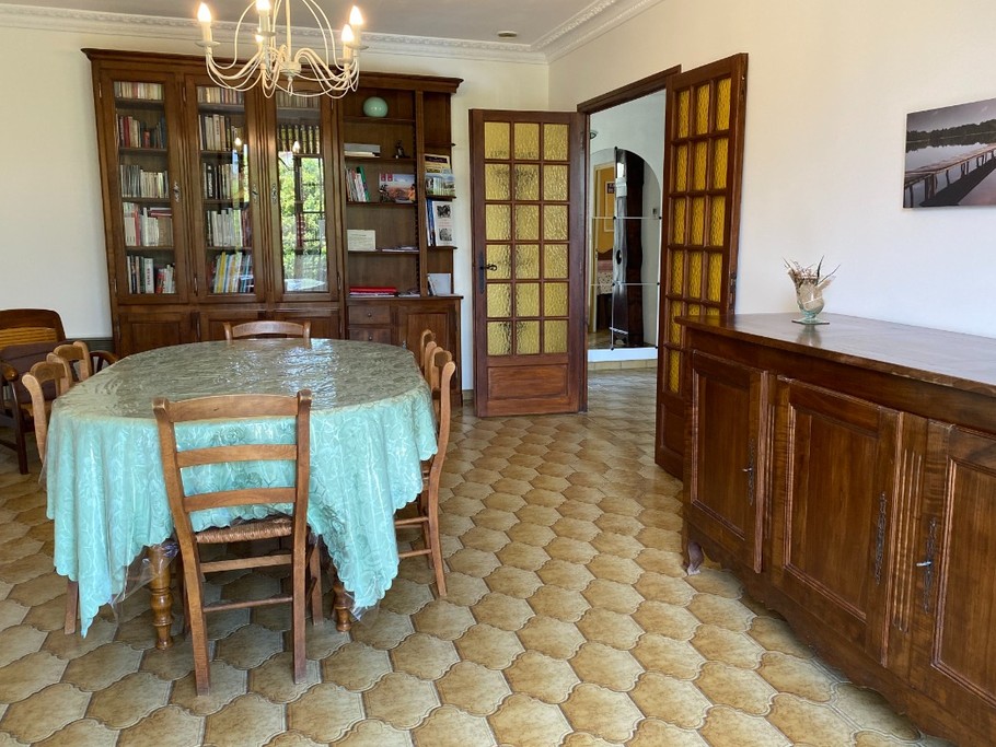 Salle à manger bibliothèque Gîte Lisle sur Tarn entre Albi et Toulouse, Occitanie