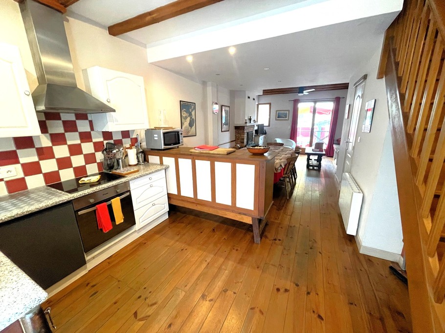 Pièce de vie ouverte sur cuisine