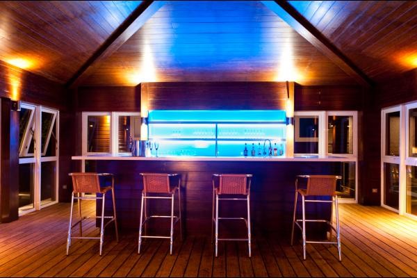 Envie d'un autre verre au "Bamboo Bar"...,