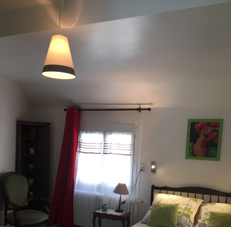 vue plongeante de la chambre, paire de fauteuils agréables pour une conversation