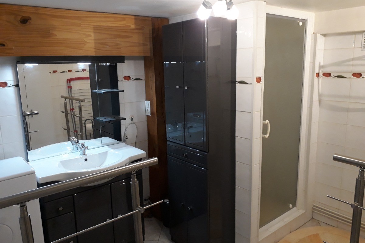 Spacieuse salle d'eau, originale