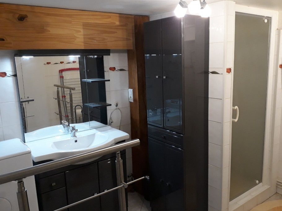 Spacieuse salle d'eau, originale