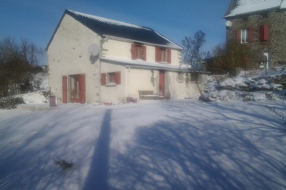 Gîte et son jardin sous la neige.