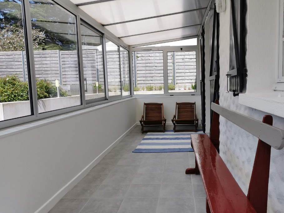 Véranda 2 à l'arrière de la maison avec accès au salon-séjour