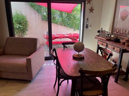 Salon vu de l'intérieur avec vu terrasse dans le fond