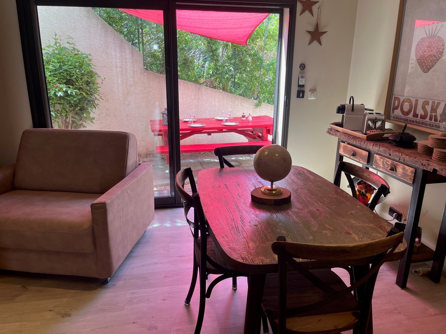 Salon vu de l'intérieur avec vu terrasse dans le fond