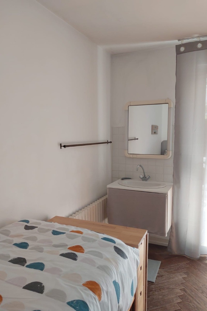 Lavabo chambre HENRI avec porte fenêtre sur terrasse Ouest