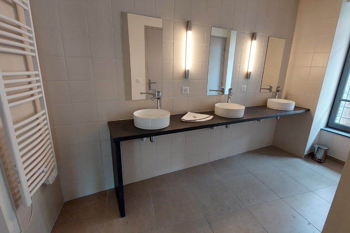 Salle d'eau 1er étage avec deux cabines de douches