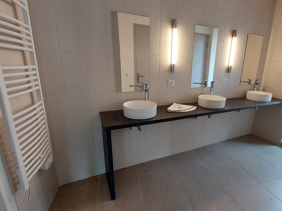 Salle d'eau 1er étage avec deux cabines de douches