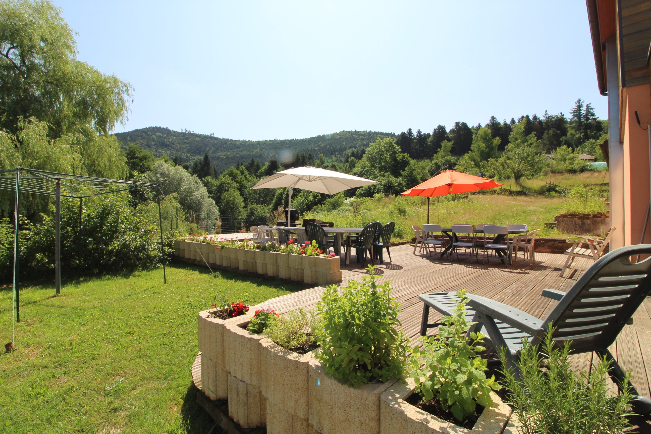 Terrasse - Ecogîte Saint-Prayel à Moyenmoutier – Gîte de groupe avec piscine, sauna, jeux