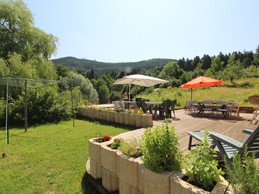 Terrasse - Ecogîte Saint-Prayel à Moyenmoutier – Gîte de groupe avec piscine, sauna, jeux