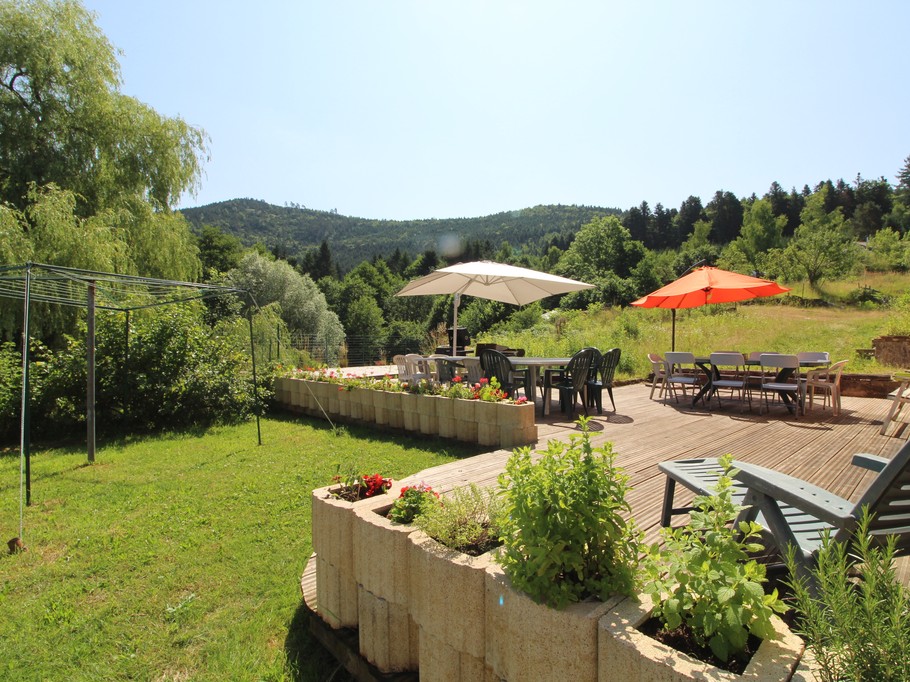 Terrasse - Ecogîte Saint-Prayel à Moyenmoutier – Gîte de groupe avec piscine, sauna, jeux