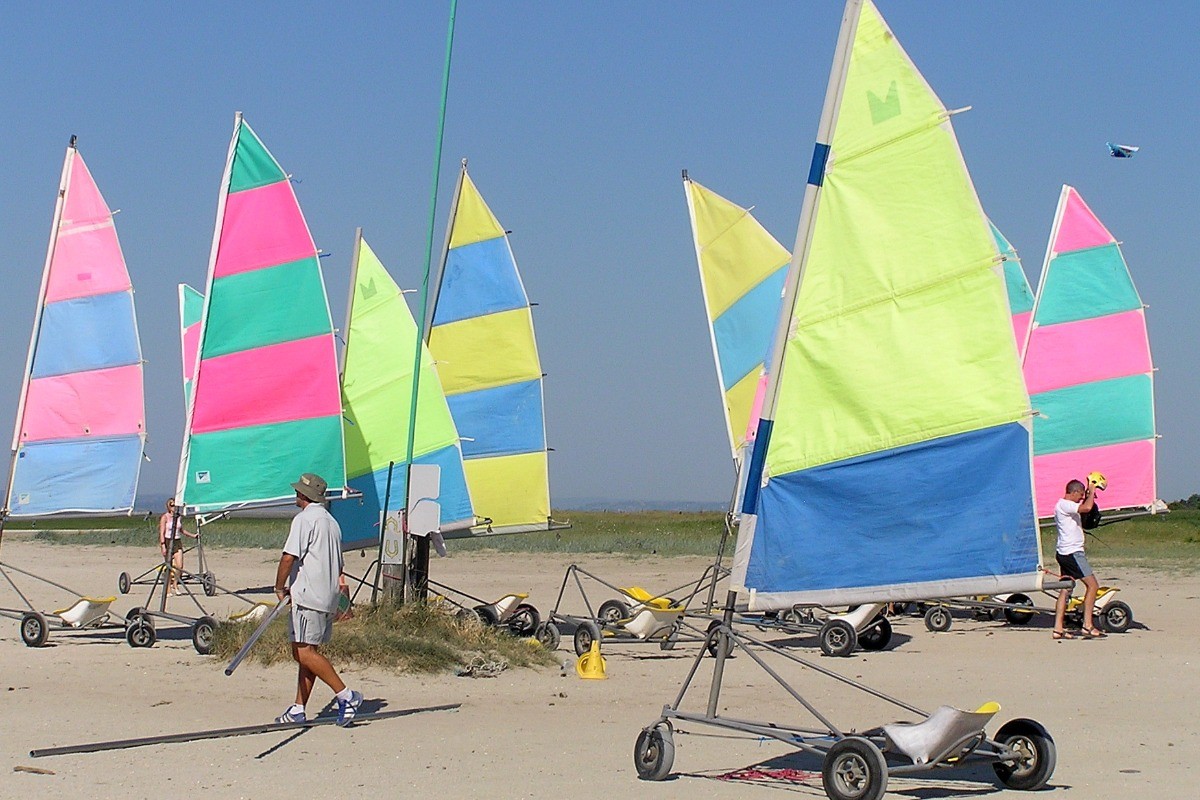 A Hirel, dans la baie du Mt St-Michel, une des écoles de chars à voile.